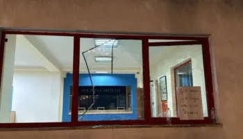 Protestuesit thyejnë xhamat e komisariatit numër 3, aty ku mbahen te arrestuarit