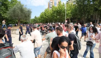 Protestuesit thyejnë xhamat e një makine policie me gurë dhe gardhe metalike (FOTO)