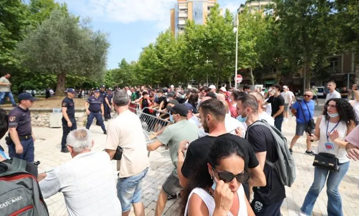 Protestuesit thyejnë xhamat e një makine policie me gurë dhe gardhe metalike (FOTO)