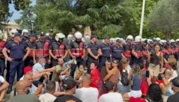 Protestuesit ulen përpara Kuvendit dhe iu bëjnë thirrje deputeteve: Dorëzoni mandatet!