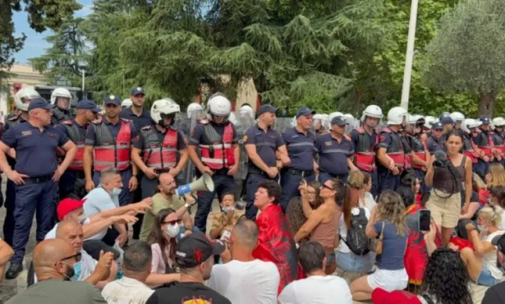 Protestuesit ulen përpara Kuvendit dhe iu bëjnë thirrje deputeteve: Dorëzoni mandatet!