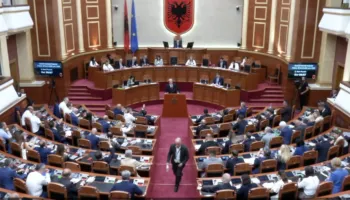 PS ndryshon rendin e ditës në seancë, Berisha – Peleshit: Vasal  i Ramës