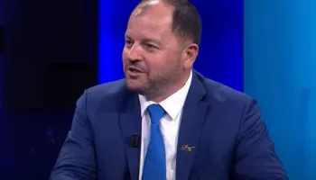 “PS po përçahet”/Ish-deputeti Maliqi: Revolta e qytetarëve po sfidon edhe vapën e tmerrshme, ja mënyrat se si ikën Rama