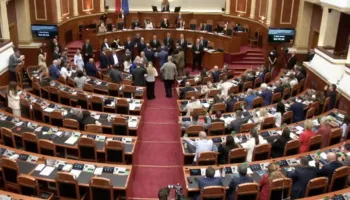 PS voton rendin e ditës, opozita bllokon foltoren: Hajdut