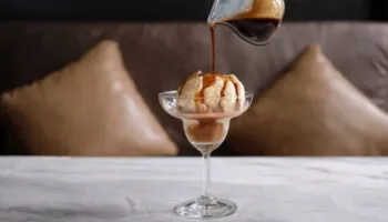Pse italianët hedhin ekspres të nxehtë mbi akullore? Historia e affogatos