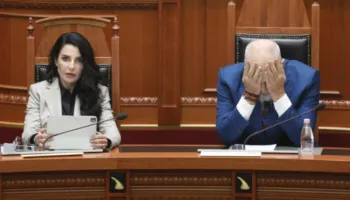 ‘Pse Rama nuk e dorëzon Ballukun?’, protestuesi thirrje SPAK: Nëse kryeministri ka shkelur ligjin, arrestojeni në zyrë!