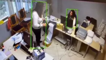 Publikohen pamjet, lëvizjet e dyshuara të parave brenda filialit të Postës Shqiptare në Durrës (VIDEO)