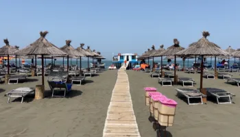 Pushuesit marrin kontrollin mbi çmimet! Lezha vendos tabelat me barkod në çdo plazh