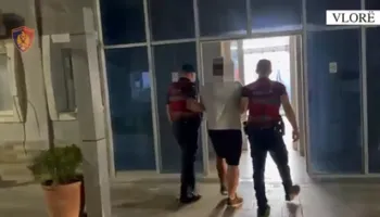 Qarkullonte me armë dhe me radio si ajo e policisë, arrestohet 32-vjeçari në Vlorë (EMRI)