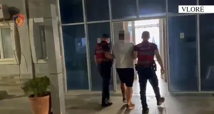 Qarkullonte me armë dhe me radio si ajo e policisë, arrestohet 32-vjeçari në Vlorë (EMRI)