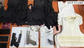 Qarkullonte me automjet me armë, municion dhe jelek antiplumb, arrestohet 38-vjeçari në Vlorë