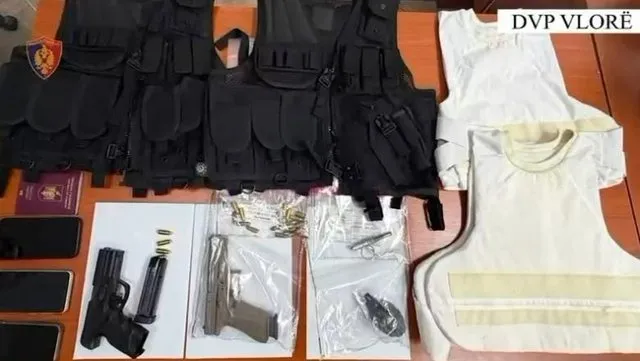 Qarkullonte me automjet me armë, municion dhe jelek antiplumb, arrestohet 38-vjeçari në Vlorë