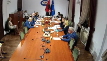“Qelbësirë, mos u merr me mua”…Hasani përplaset me Vokshin në Komisionin e Jashtëm, pezullohet mbledhja