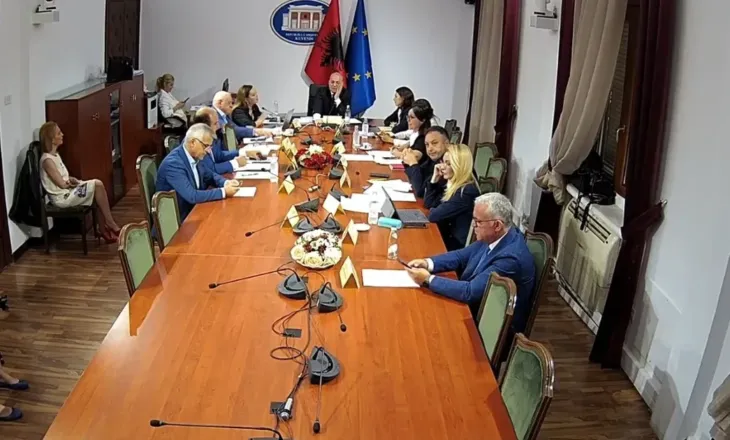 “Qelbësirë, mos u merr me mua”…Hasani përplaset me Vokshin në Komisionin e Jashtëm, pezullohet mbledhja