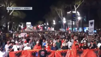 Qëndresë, revoltë 55 ditë/ Shqiptarët nuk ndalen, marshim në rrugët e Tiranës, jehon thirrja: Arrestoni Ramën