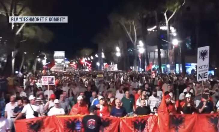 Qëndresë, revoltë 55 ditë/ Shqiptarët nuk ndalen, marshim në rrugët e Tiranës, jehon thirrja: Arrestoni Ramën