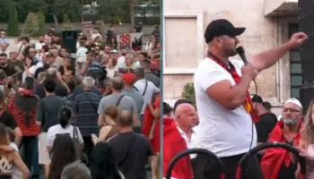 “Qeveria jote është pa shkollë”/ Protestuesi Altin Hila ‘shpërthen’: Hap krahun se je 60 vjeç, lërja brezit të ri