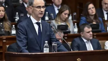 Qeveria serbe i mbijeton votëbesimit, opozitarët akuza për korrupsion