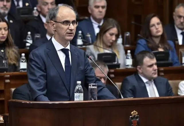 Qeveria serbe i mbijeton votëbesimit, opozitarët akuza për korrupsion