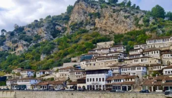“Quartz”: Gjirokastra dhe Berati, destinacionet shqiptare që po sfidojnë qytetet më të famshme turistike të Evropës
