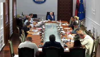 Qytetarët 52 ditë revoltë për dorëheqjen e Ramës, ministri Gonxhja fyen protestuesit: Një tufë budallenjsh që…