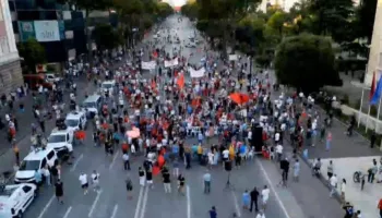 Qytetarët braktisin protestën, “Kryendrituri” në panik, këmbëngul për Kuvendin Kombëtar