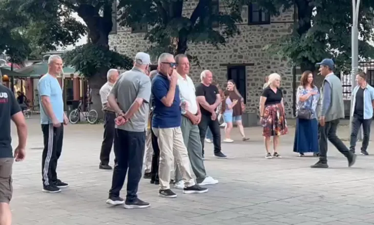 Qytetarët e Korçës sërish në shesh në ditën e 42-të të protestave, kërkojnë largimin e Ramës