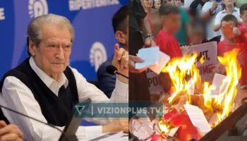 Qytetarët e Poliçanit dogjën teserat e PS dhe kundërshtuan propozimin socialist për ndarjen territoriale, Berisha: Patriotë të vërtetë