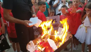 Qytetarët e Poliçanit kundër propozimit të socialistëve për ndarjen territoriale, djegin teserat e PS
