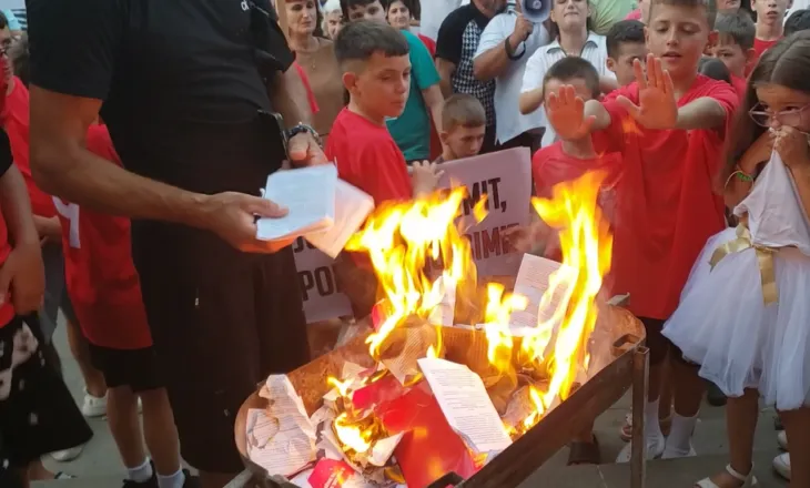 Qytetarët e Poliçanit kundër propozimit të socialistëve për ndarjen territoriale, djegin teserat e PS