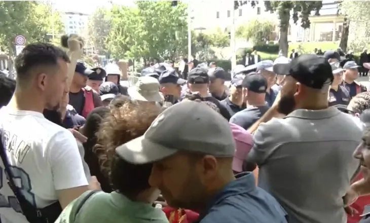 Qytetarët mblidhen para Kuvendit, i bien këmboreve dhe iu drejtohen deputetëve: Dele të Ramës