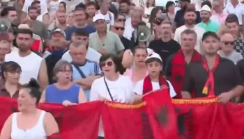 Qytetarët mbushin bulevardin për të 62-n ditë, thirrje në kor gjatë marshimit drejt Kryeministrisë