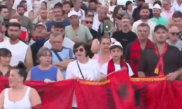 Qytetarët mbushin bulevardin për të 62-n ditë, thirrje në kor gjatë marshimit drejt Kryeministrisë