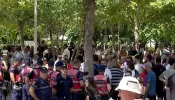 Qytetarët protestë para kuvendit, deputetët devijojnë hyrjen në sallë