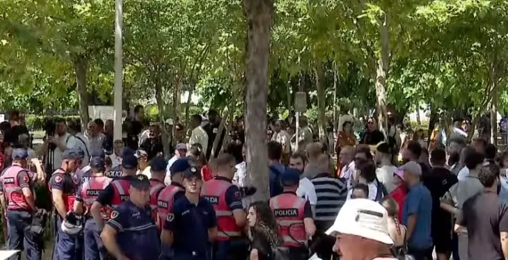 Qytetarët protestë para kuvendit, deputetët devijojnë hyrjen në sallë