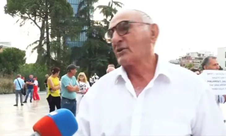 Qytetarët sërish në sheshin “Skënderbej”, kërkojnë largimin e Ramës