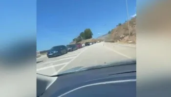 Radhë kilometrike në doganën e Qafë Botës, qytetarët dynden drejt Greqisë për fundjavë