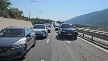 Radhë kilometrike për të hyrë në Kosovë, shkak karroceria e një kamioni në anë të rrugës