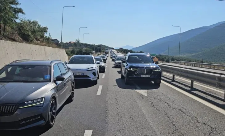 Radhë kilometrike për të hyrë në Kosovë, shkak karroceria e një kamioni në anë të rrugës