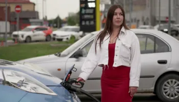 Radhë për benzinë ​​në të gjithë vendin: Rusia në krizë karburanti, por autoritetet e mohojnë problemin