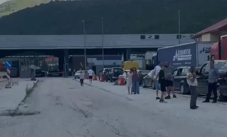 Radhë të gjata në Kapshticë pas defektit në sistemin e policisë greke, rikthehet sinjali pas disa orësh ndërprerje