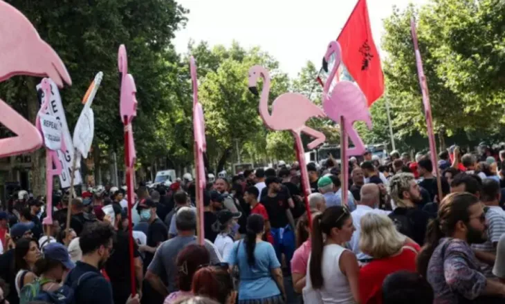Radio shtetërore franceze: Pavarësisht represionit, ‘Revolucioni i Flamingove’ nuk dorëzohet