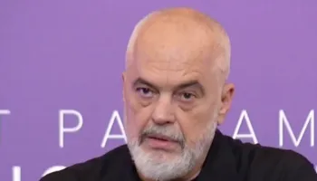 Rama: Edhe socialistët iu bashkuan këngës ‘Jepe dorëheqjen’, bulevardi i flamingove pasqyrë që shoqëria na e vuri para