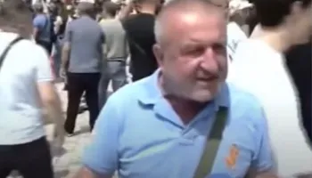 “Rama është i shantazhuar”, habit protestuesi me teorinë konspirative për “shpërbërjen” e Shqipërisë
