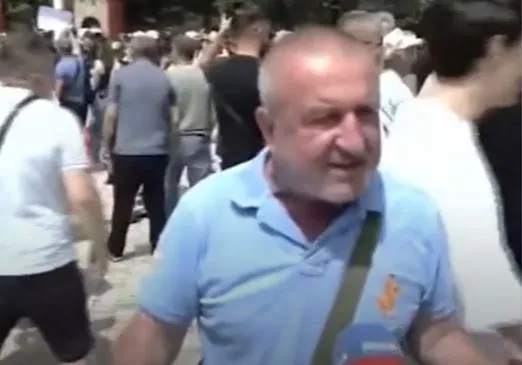 “Rama është i shantazhuar”, habit protestuesi me teorinë konspirative për “shpërbërjen” e Shqipërisë