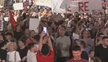 “Rama jep dorëheqjen”/ Pas fjalimeve, protestuesit nisin marshimin në rrugët e Tiranës: Ju erdhi fundi