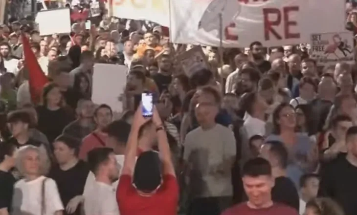 “Rama jep dorëheqjen”/ Pas fjalimeve, protestuesit nisin marshimin në rrugët e Tiranës: Ju erdhi fundi