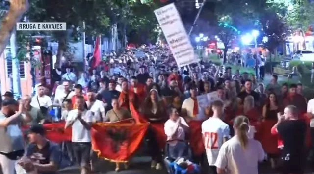 “Rama jep dorëheqjen”/ Protestuesit kalojnë nga ‘Myslym Shyri’: Çohuni nga kafja