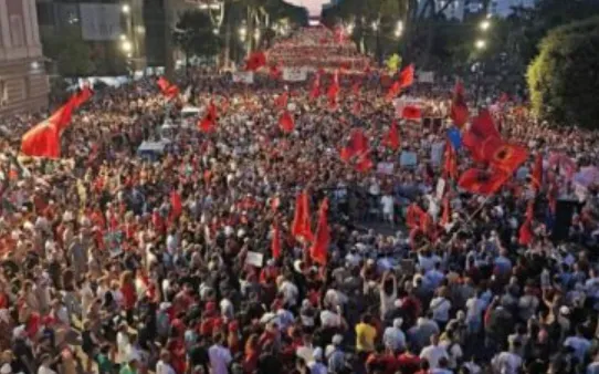 “Rama jepe dorëheqjen”!/ 57 ditë revoltë popullore antiqeveritare, protestuesit mblidhen në sheshin “Skënderbej”