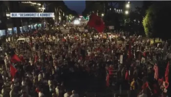 ‘Rama jepe dorëheqjen’/ Protesta e 49-të kundër qeverisë, qytetarët marshojnë në rrugët e Tiranës